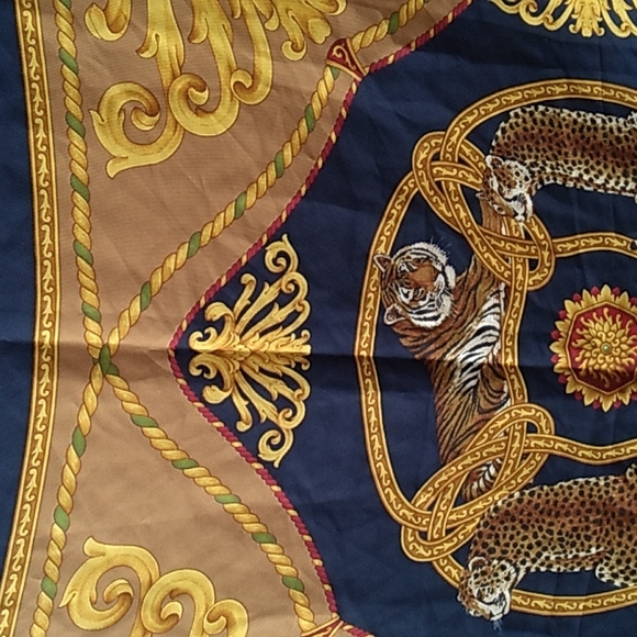 Salvatore Ferragamo Safari Tigers Gold Silk Scarf Vintage hand rolled edges - Picture 5 of 14